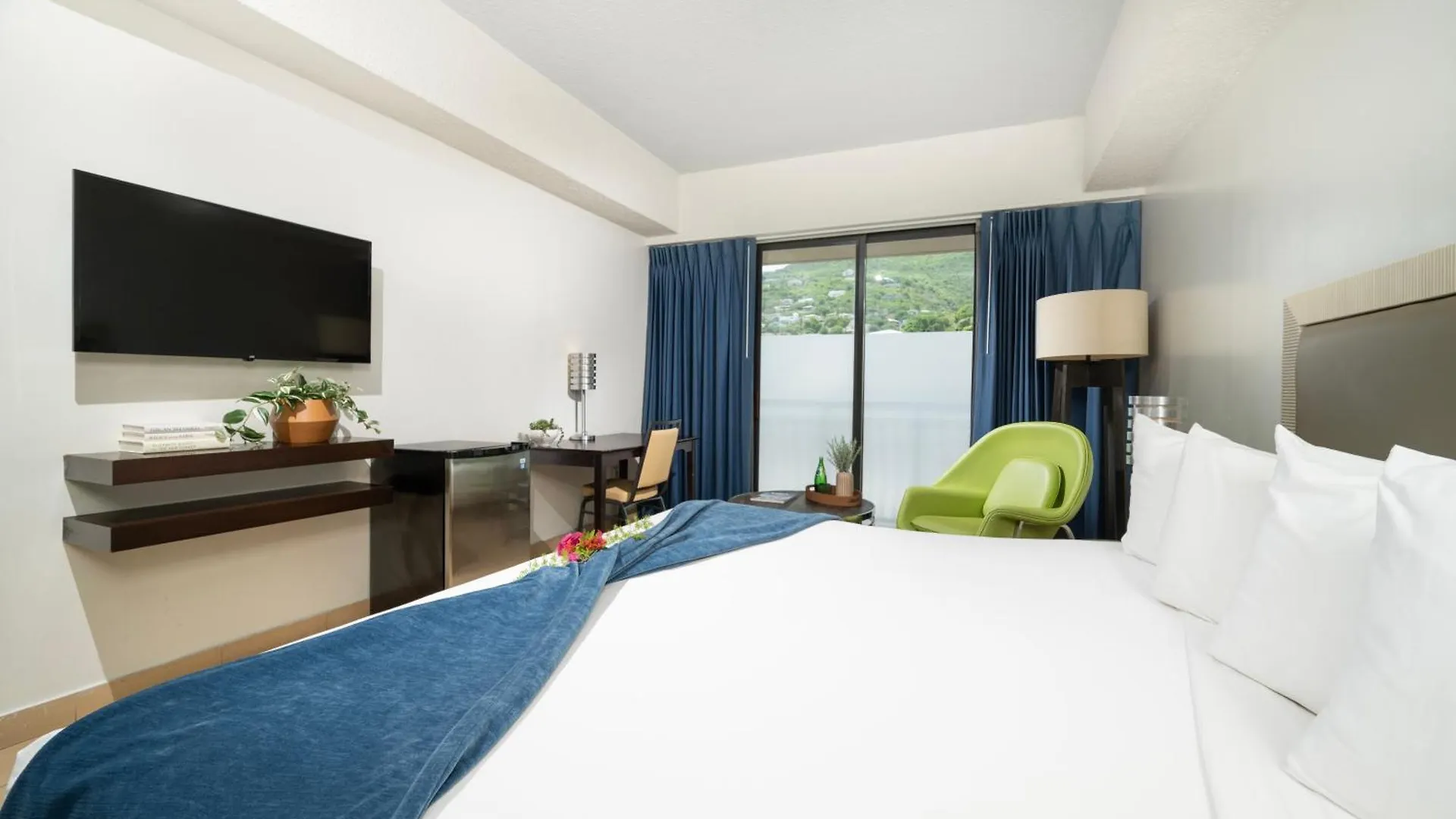שארלוט אמלי Windward Passage Hotel  שארלוט אמלי