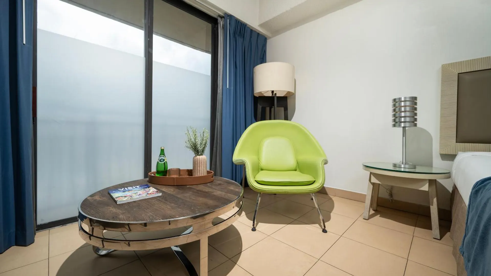 שארלוט אמלי Windward Passage Hotel