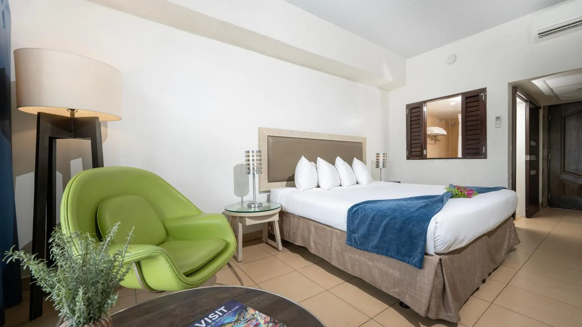 שארלוט אמלי Windward Passage Hotel