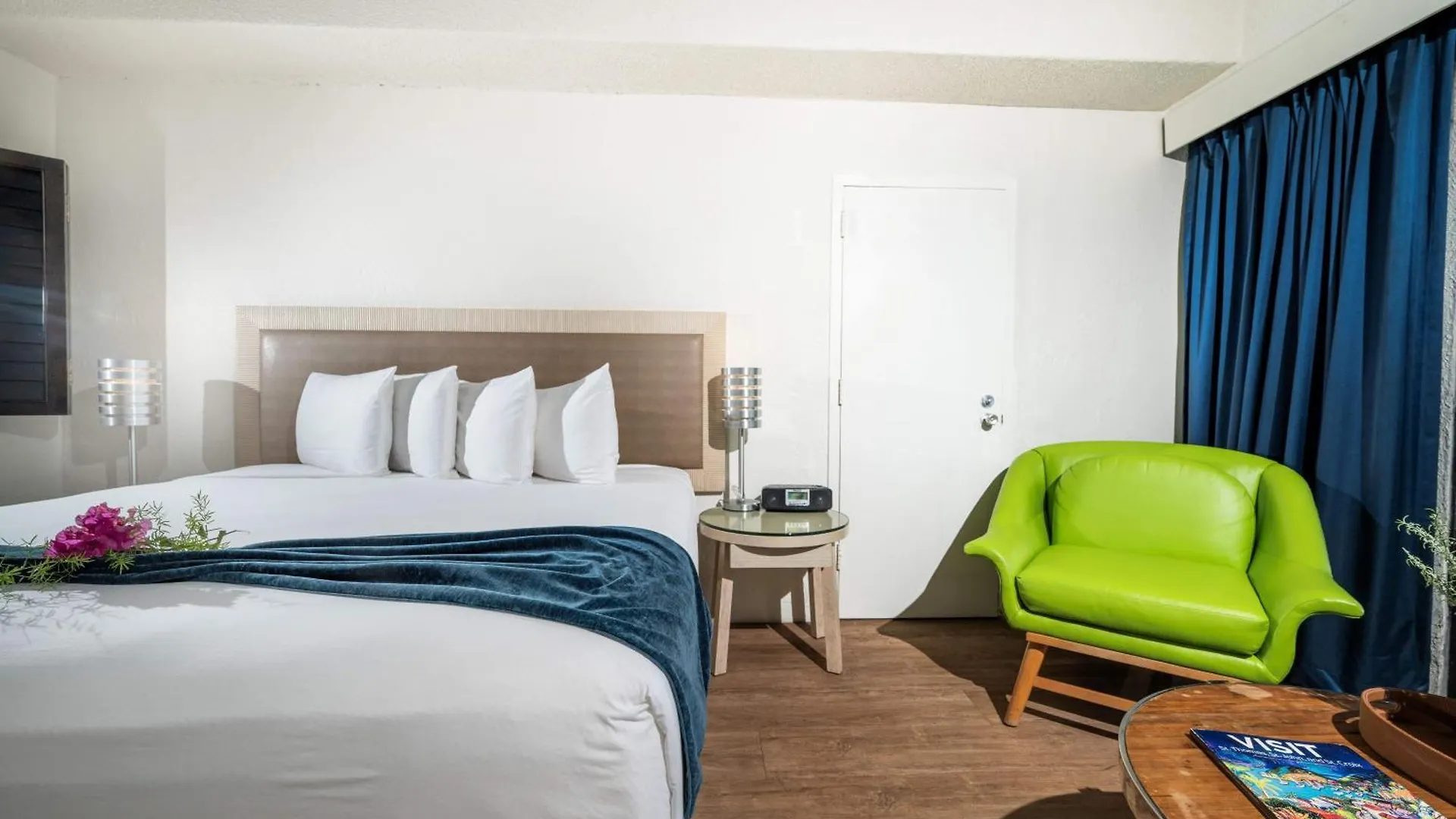 שארלוט אמלי Windward Passage Hotel