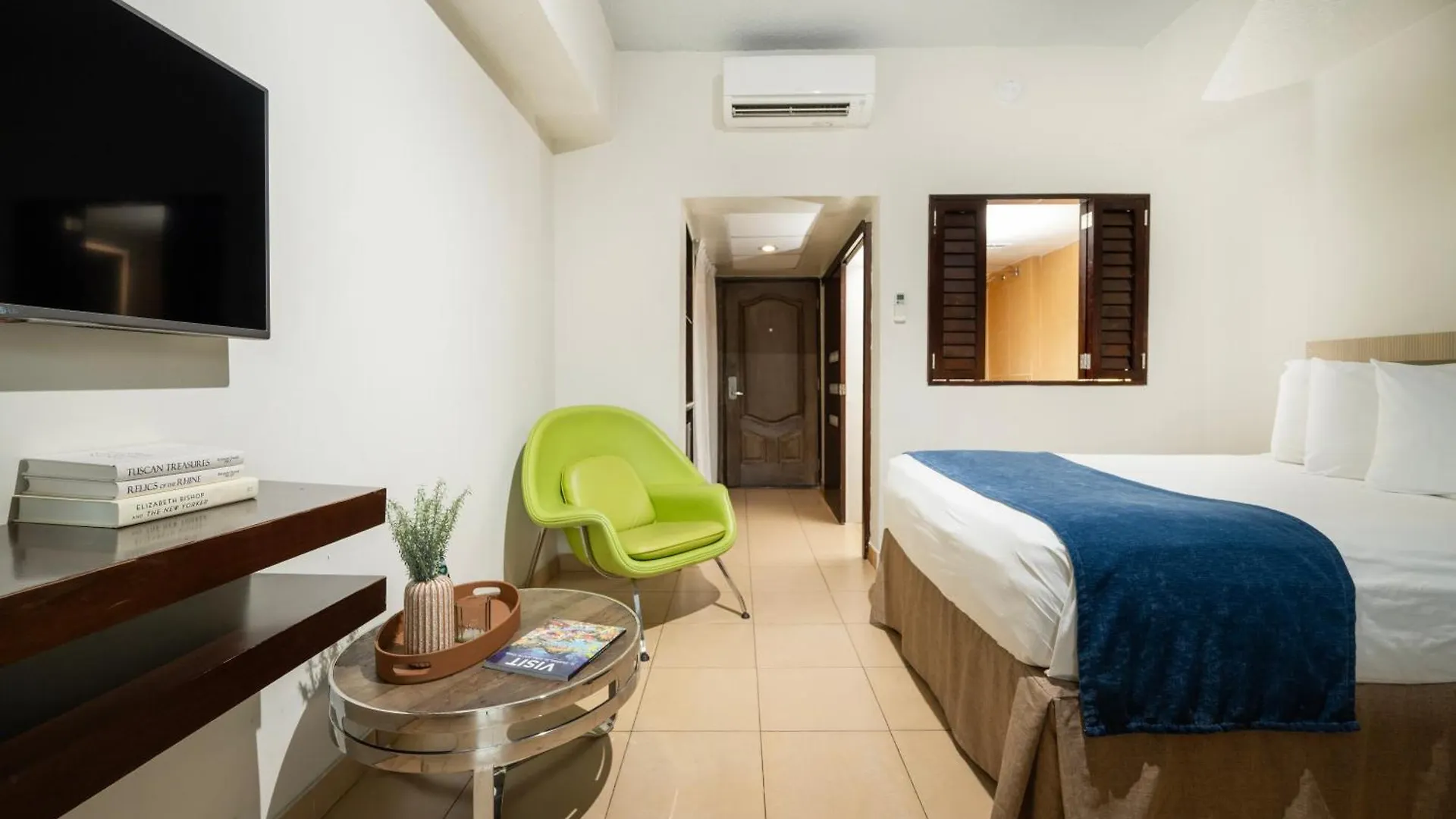 שארלוט אמלי Windward Passage Hotel  שארלוט אמלי