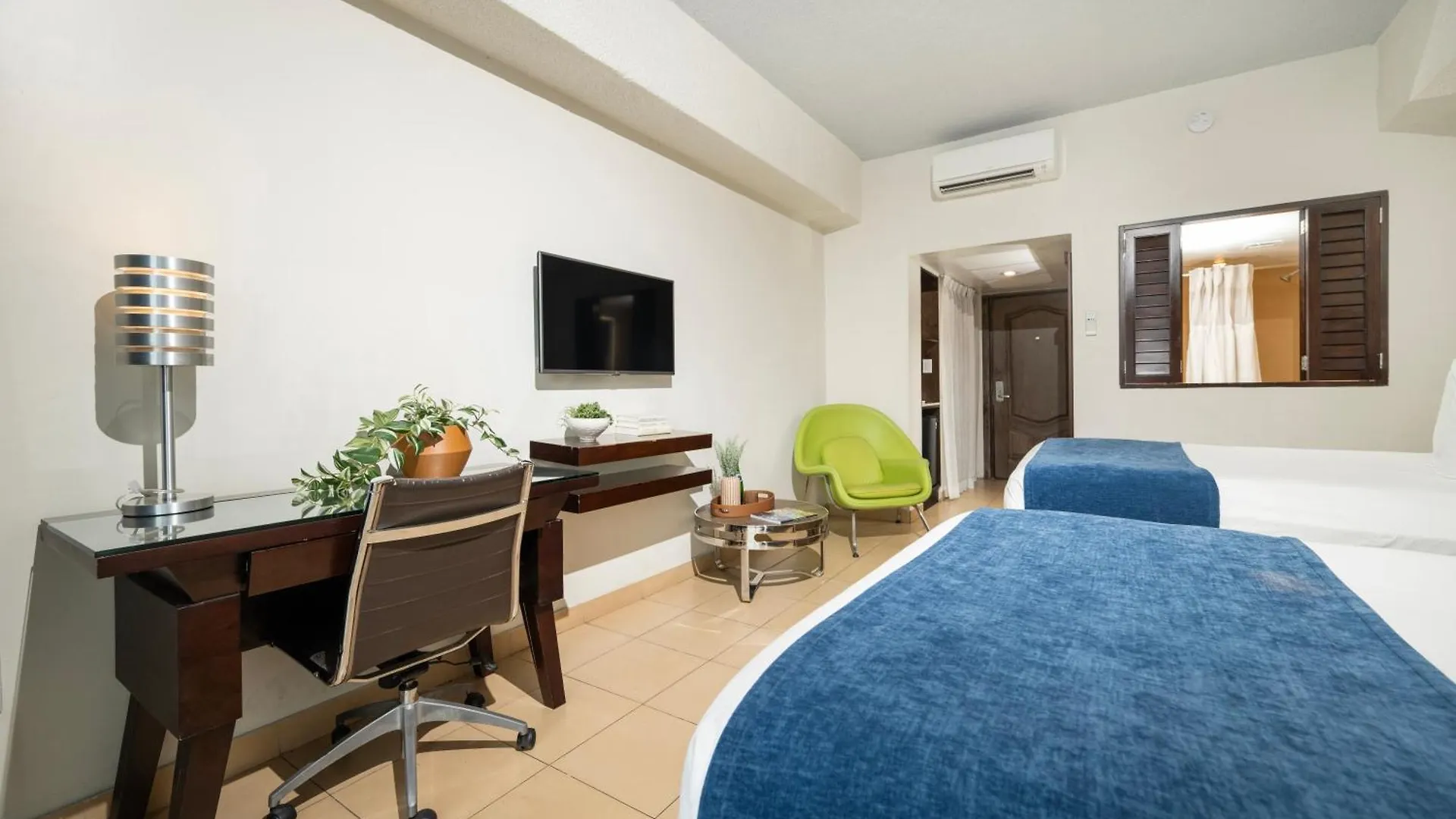 שארלוט אמלי Windward Passage Hotel