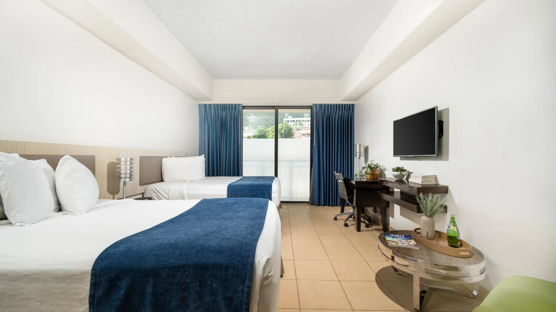 שארלוט אמלי Windward Passage Hotel