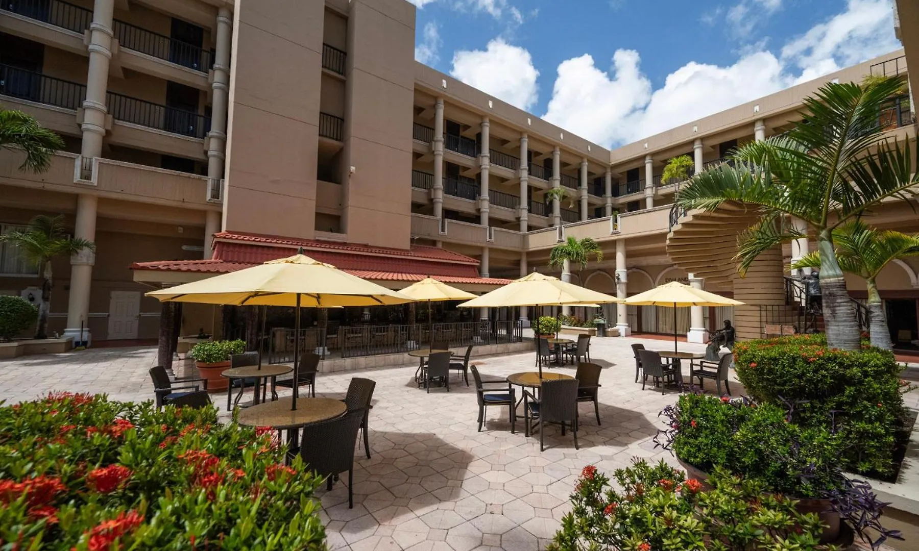 שארלוט אמלי Windward Passage Hotel