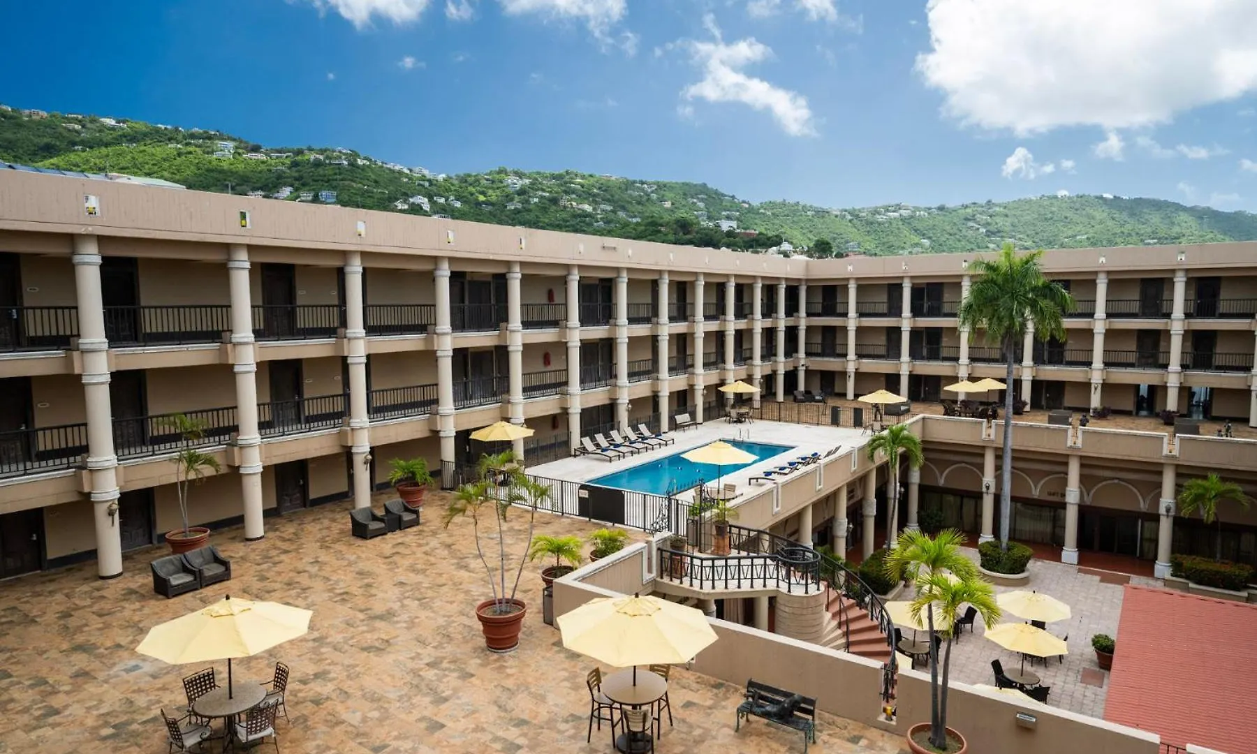 שארלוט אמלי Windward Passage Hotel