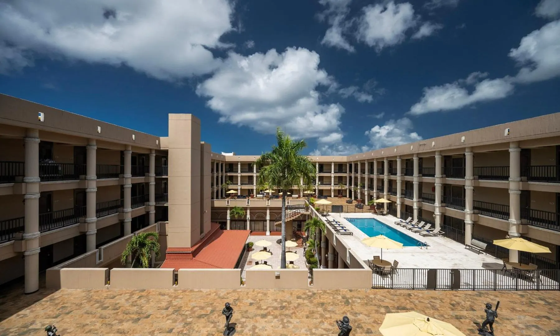 שארלוט אמלי Windward Passage Hotel שארלוט אמלי