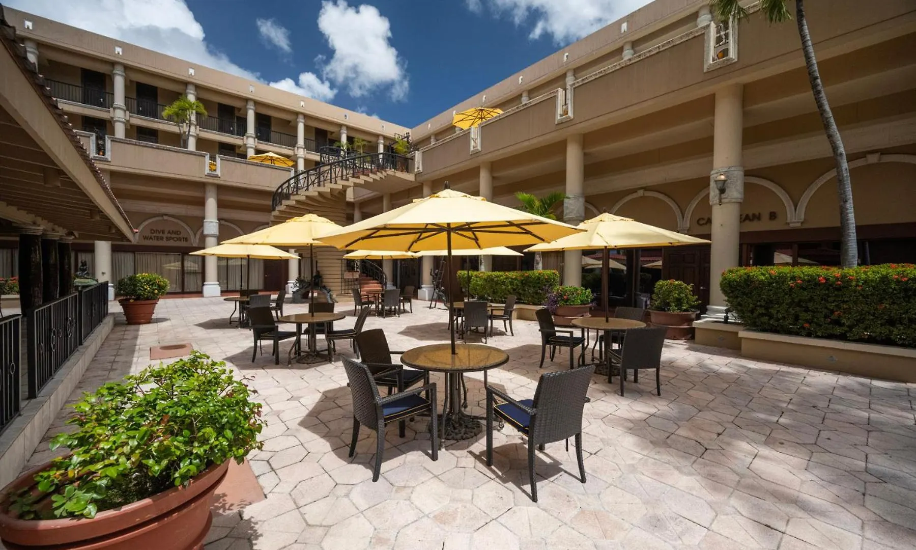 שארלוט אמלי Windward Passage Hotel