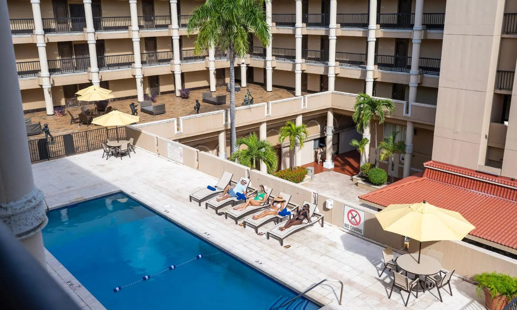שארלוט אמלי Windward Passage Hotel