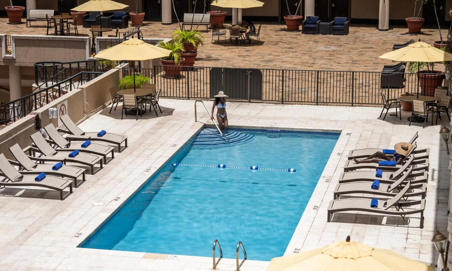 שארלוט אמלי Windward Passage Hotel
