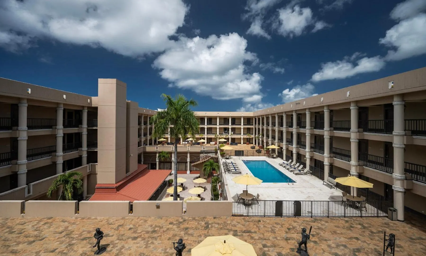 שארלוט אמלי Windward Passage Hotel