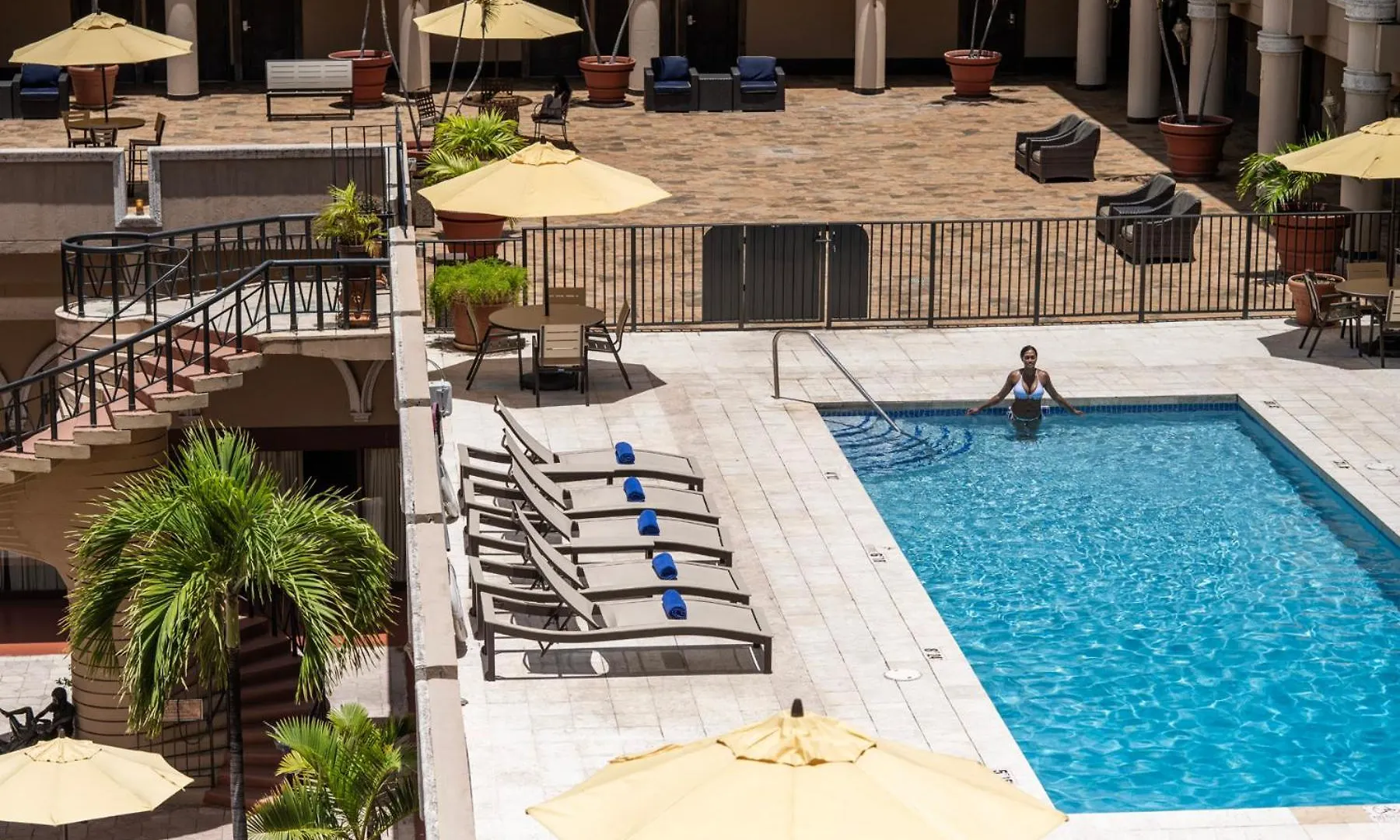 שארלוט אמלי Windward Passage Hotel שארלוט אמלי