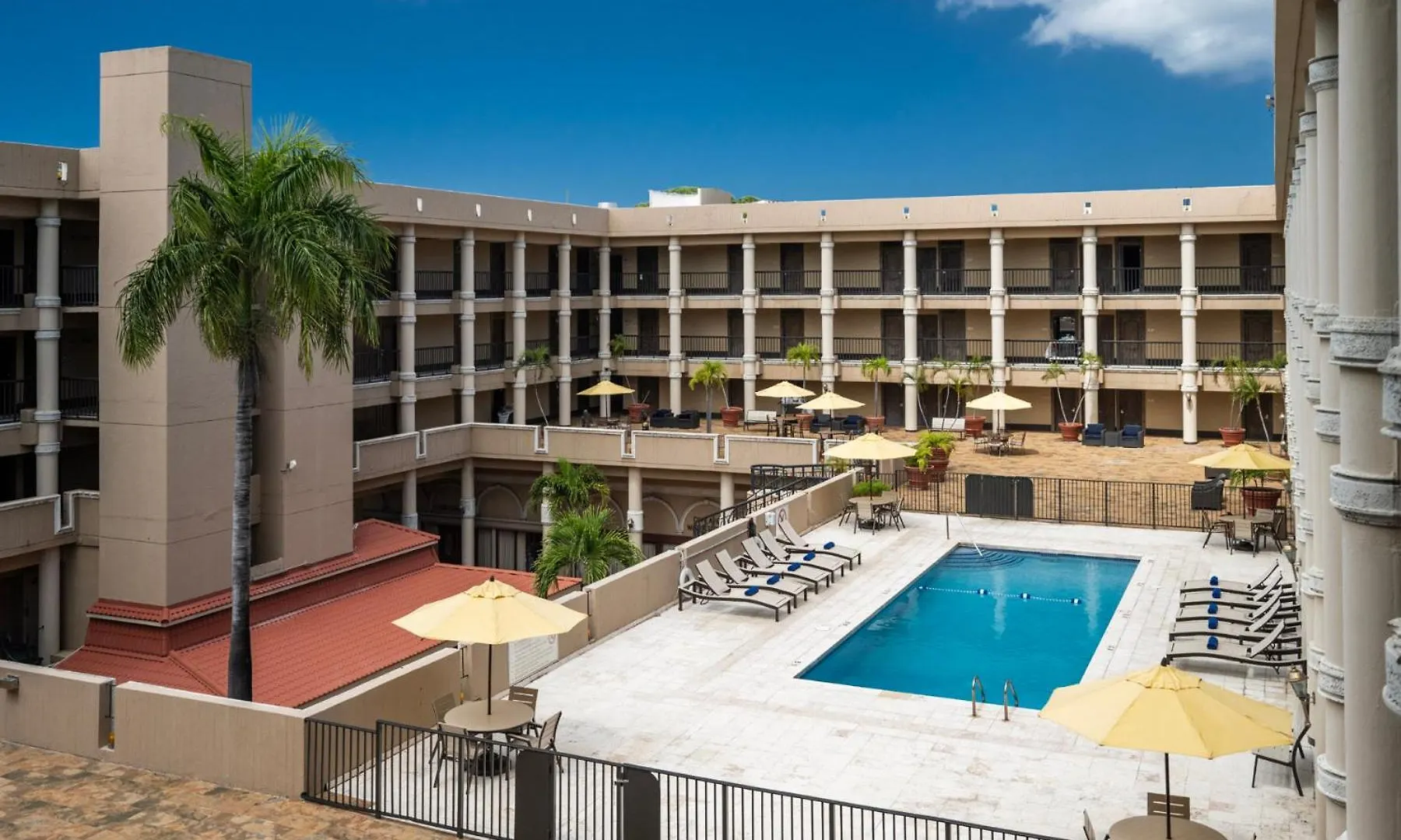 שארלוט אמלי Windward Passage Hotel