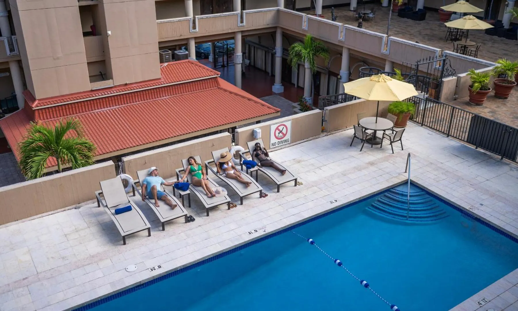 שארלוט אמלי Windward Passage Hotel